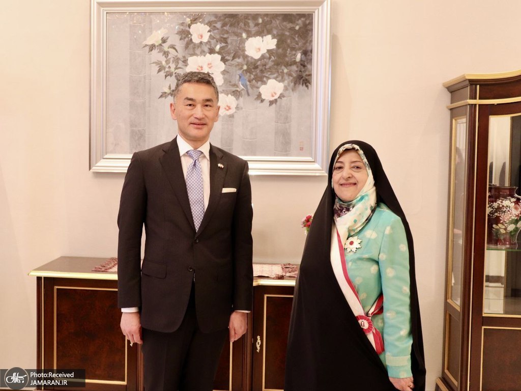 نشان خورشید تابان از سوی امپراطور ژاپن به معصومه ابتکار اعطا شد