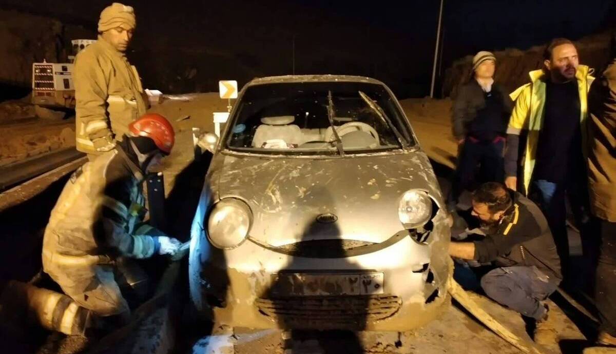 گرفتار شدن ۳ خودرو در گل و لای اتوبان شهید خرازی