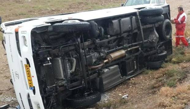 مصدومیت ۴۸ نفر در واژگونی اتوبوس در جاده باغین- جوپار کرمان