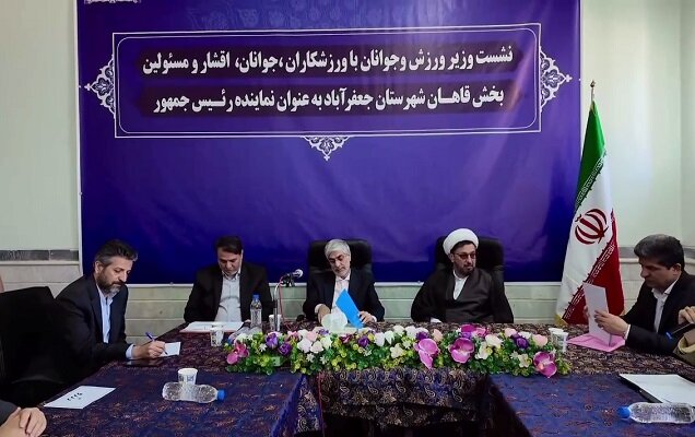 نشست وزیر ورزش با ورزشکاران، جوانان، اقشار و مسئولین بخش قاهان شهرستان جعفرآباد