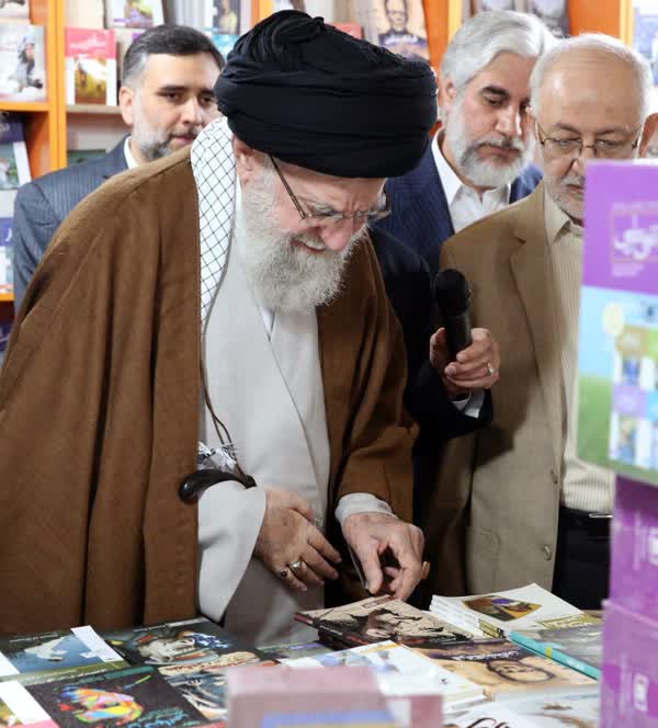 در دیدار رهبر انقلاب از نمایشگاه، چه کتاب‌هایی به ایشان معرفی شد؟