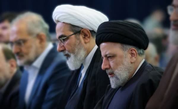 آیت‌الله رئیسی کنار محرومین بودن را بر نشستن پشت میز ترجیح می‌داد