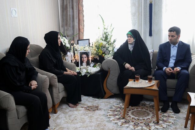 دیدار زهرا پزشکیان با خانواده مرحومه الهه حسین‌نژاد