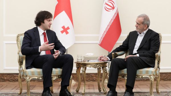 پزشکیان: تقویت مناسبات با کشورهای همسایه اولویت سیاست خارجی دولت چهاردهم است