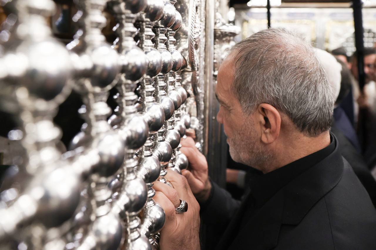 زیارت رئیس جمهور از حرم مطهر امام موسی بن جعفر و امام جواد (ع)