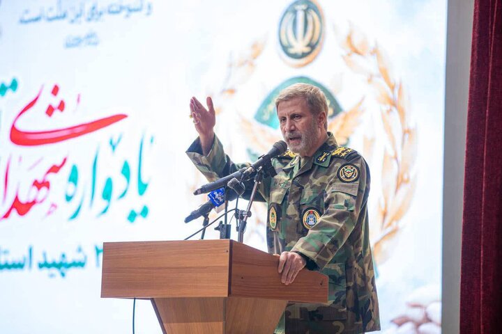  فرمانده کل ارتش: نیروهای مسلح با اقتدار و شجاعت در برابر دشمنان ایستاده‌اند