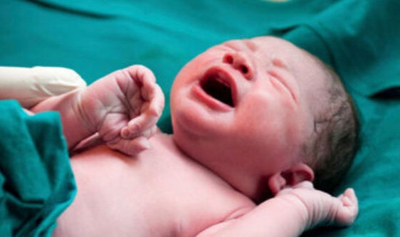 تولد نوزاد ۵ کیلو و ۵۰۰ گرمی در بیمارستان بعثت سنندج