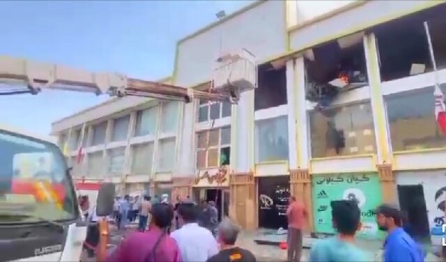 مهار ۸۰ درصد آتش در بازار قشم / عملیات لکهگیری در مرحله پایانی