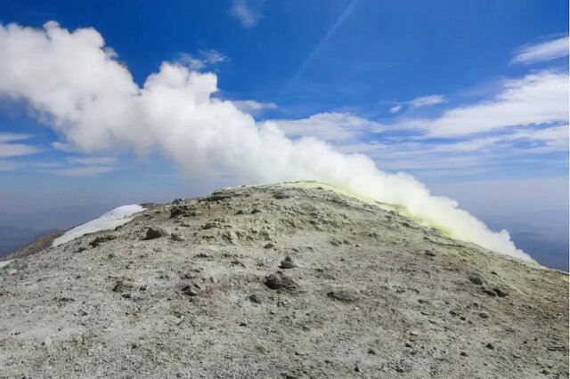 تحلیل علمی خروج گاز و دود از آتشفشان نیمهفعال تفتان در کمربند آتشفشانی آلپ–هیمالیا