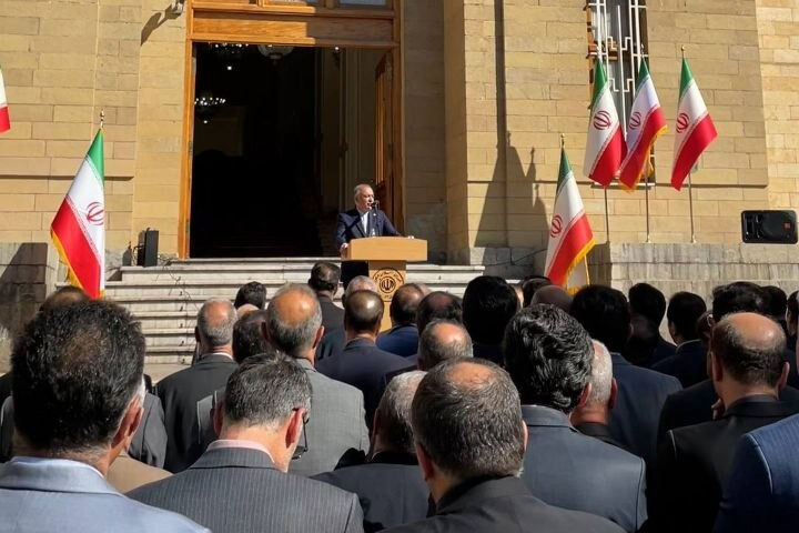معاون وزارت امور خارجه: ایستادگی و پایداری مردمی عامل برافراشته ماندن پرچم ایران است