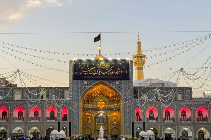 نصب کتیبه شهادت امام موسی کاظم(ع) در حرم رضوی