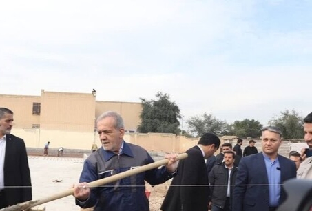 رئیس‌جمهور با لباس کارگری «خشت‌گذاری» کرد